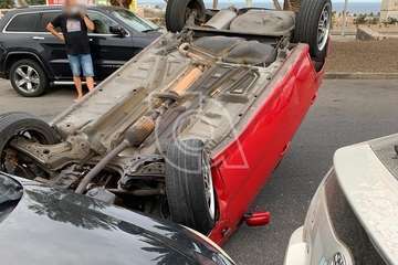 Vuelco de un turismo en la entrada a Las Huesas desde la GC-1/TA.